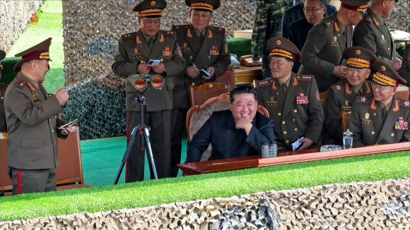 김정은, ‘빨치산 창건일’에 포사격경기 참관
