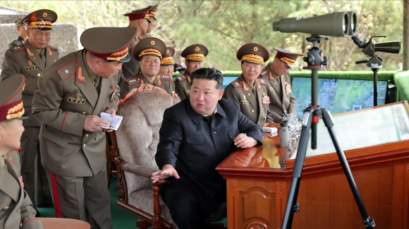 김정은, ‘빨치산 창건일’에 포사격경기 참관