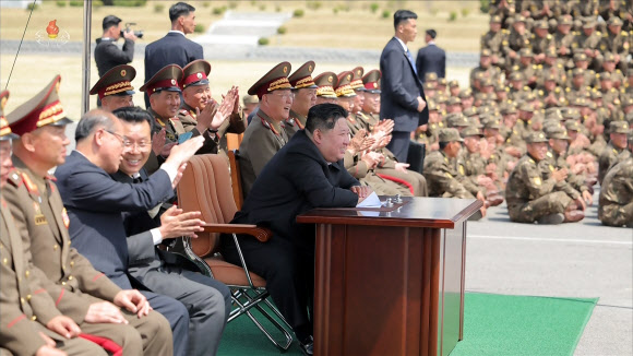 김정은, 서부지구 기계화보병사단관하 연합부대 방문