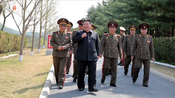 김정은, 서부지구 기계화보병사단관하 연합부대 방문