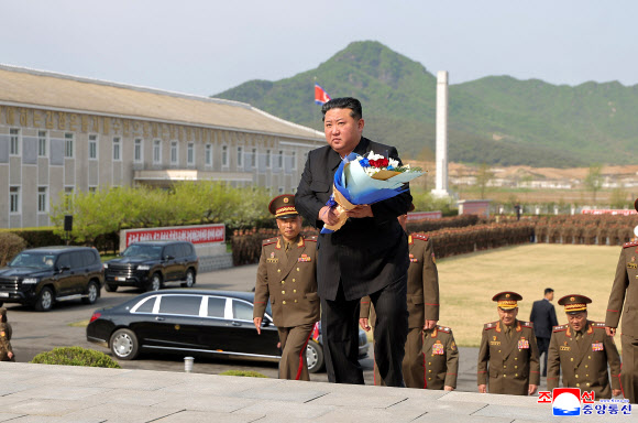 김정은, 서부지구 기계화보병사단관하 연합부대 방문