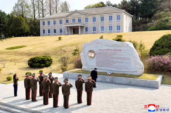 김정은, 서부지구 기계화보병사단관하 연합부대 방문
