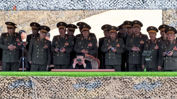 김정은, ‘빨치산 창건일’에 포사격경기 참관