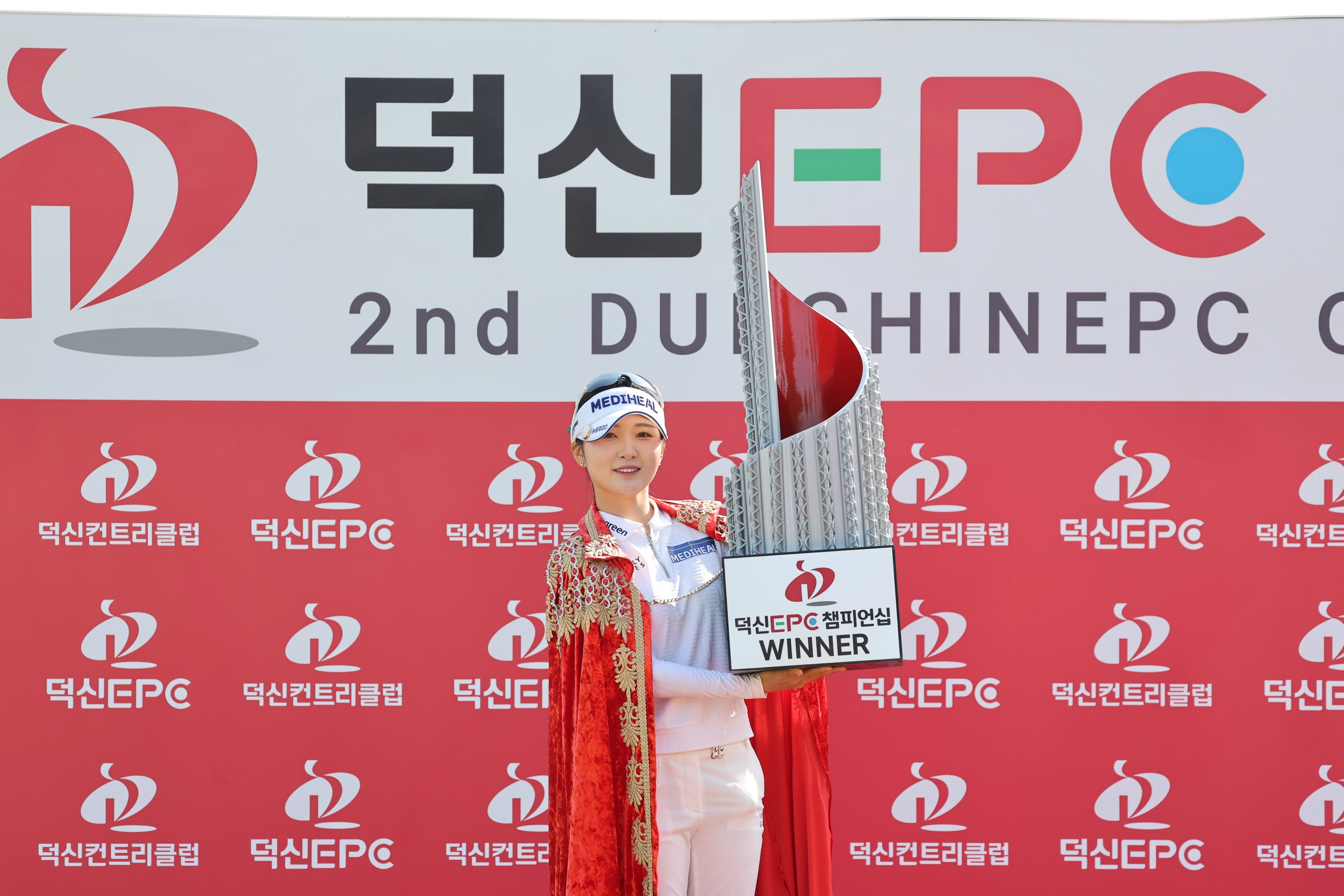 이예원이 트로피를 들어올리는 모습.
KLPGA 제공