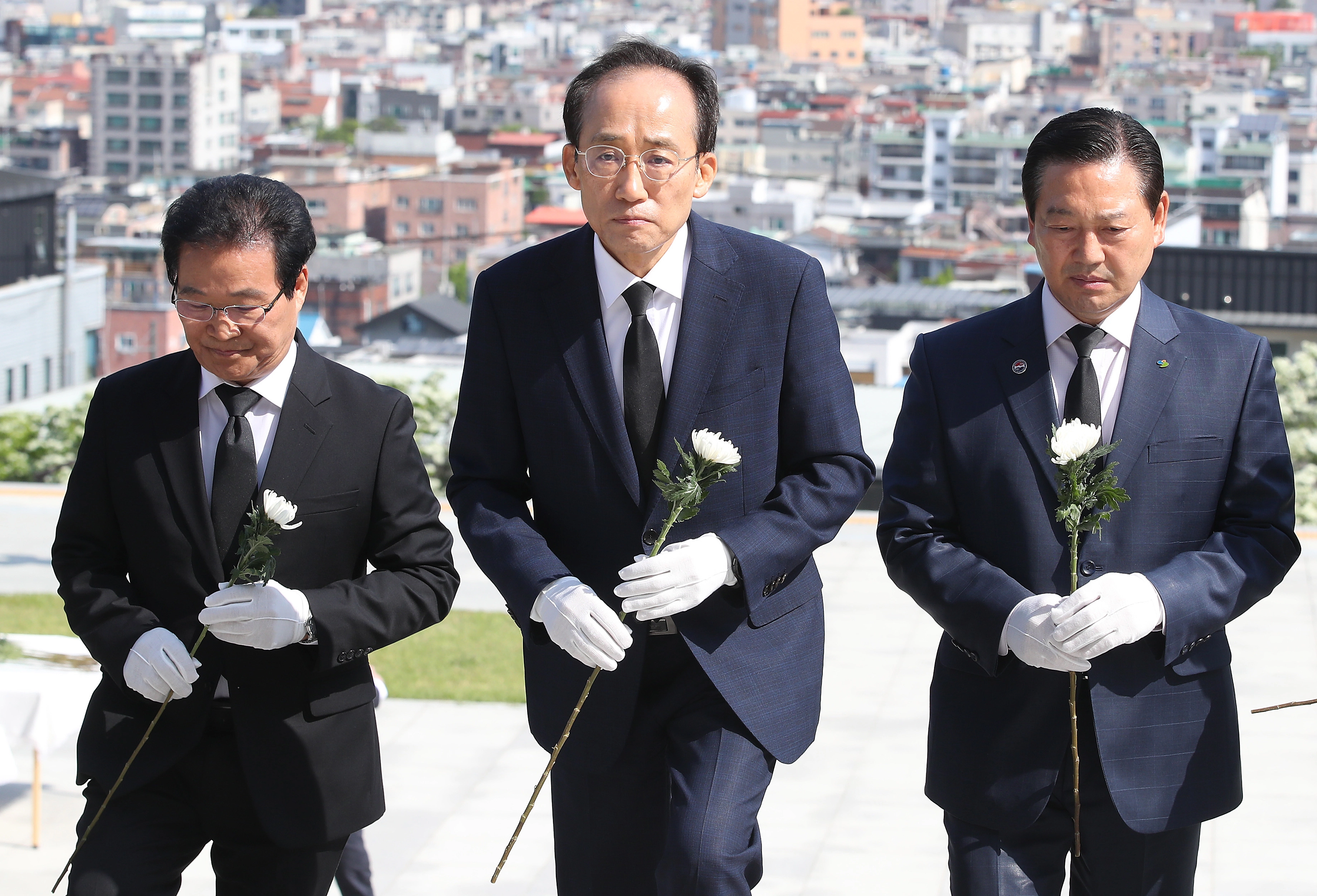 [수정본] 지역 출마자와 함께 헌화하는 추경호 후보  국민의힘 대구시장 후보로 선출된 추경호 의원(가운데)이 27일 오전 대구 남구 앞산 충혼탑을 찾아 지역 지방선거 출마자와 함께 참배하기 위해 계단을 오르고 있다. 2026.4.27. 뉴스1