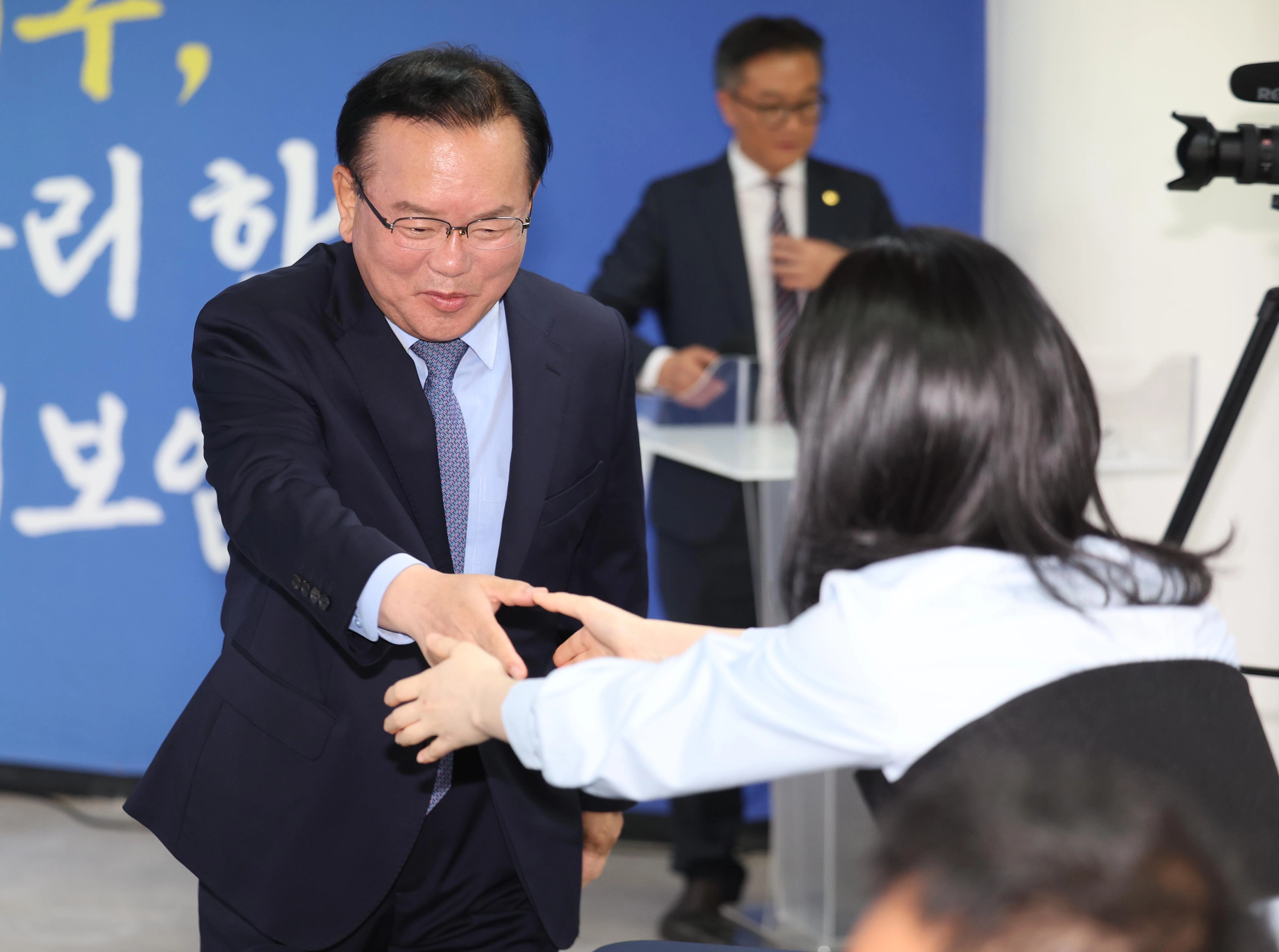 세 번째 공약 발표하는 김부겸  더불어민주당 대구시장 후보인 김부겸 전 국무총리가 27일 오전 대구 달서구 선거사무소에서 세 번째 공약 발표 회견에서 참석자들과 인사하고 있다. 2026.4.27. 연합뉴스