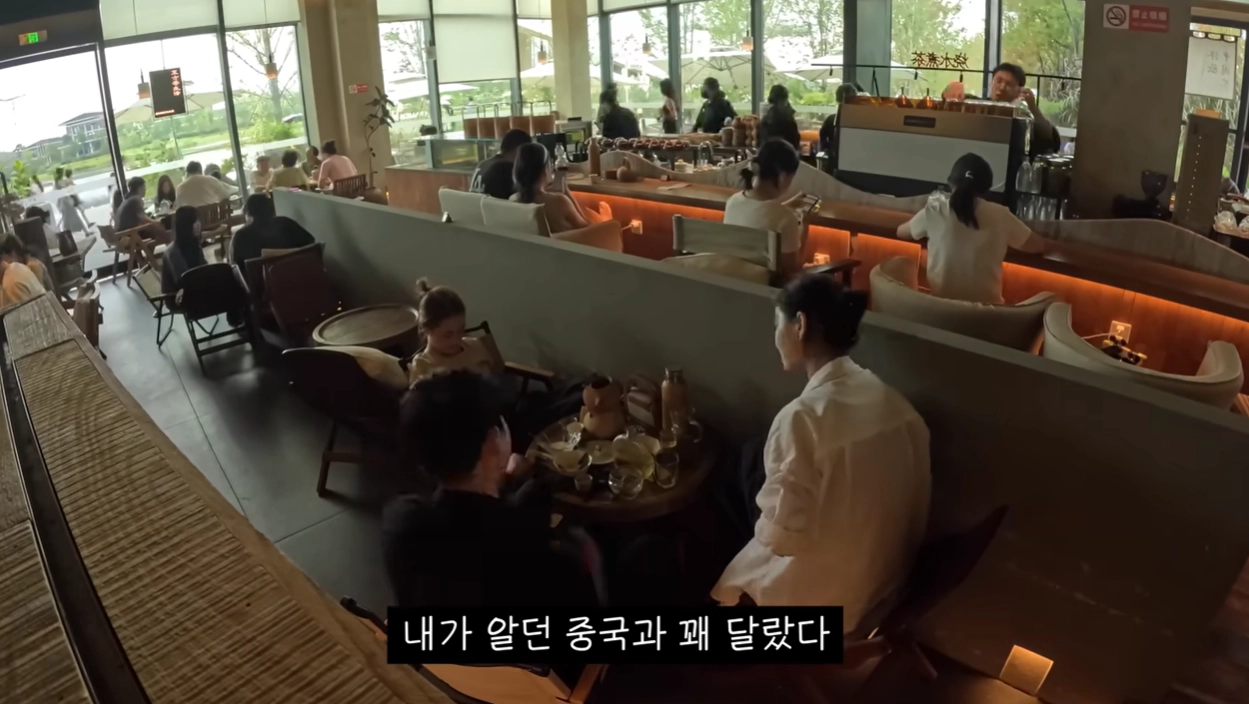 중국 정부의 한국인 대상 일시적 비자 면제 조치 이후 한국 콘텐츠 1인 방송 진행자들이 중국 주요 도시로 몰려들며 이른바 ‘중국 브이로그(V-log)’ 열풍이 불고 있다. 유튜브 채널 ‘나강(NAkANG)’ 캡처