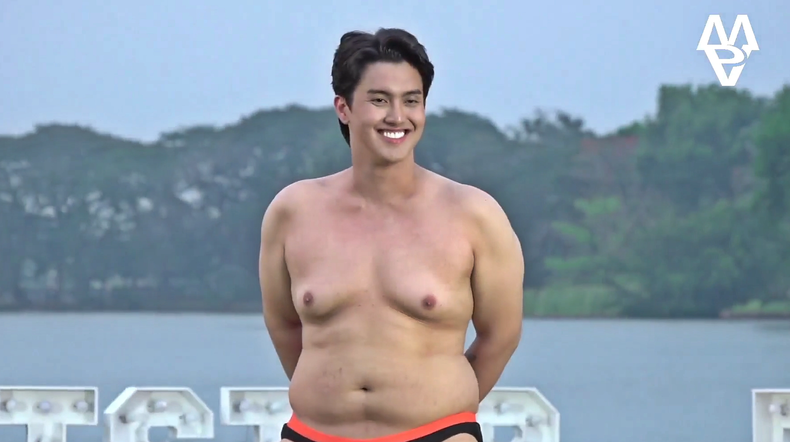 19일(현지시간) 필리핀 팜팡가주 주최로 열린 ‘미스터 팜팡가 2026’ 수영복 심사에 앙헬레스시 대표로 참가한 리처드 저메인 RJ 퍼킨스라는 이름의 남성이 다른 참가자와 다른 체형으로 관심을 받았다. 2026.4.22 미스터 팜팡가 2026