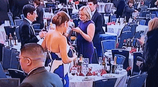 도널드 트럼프 미국 대통령이 참석한 백악관 출입기자단 만찬 행사장에서 총격 사건이 발생한 가운데, 긴박한 대피 상황 속 와인을 챙기는 참석자의 모습이 포착돼 화제다. X 영상 갈무리