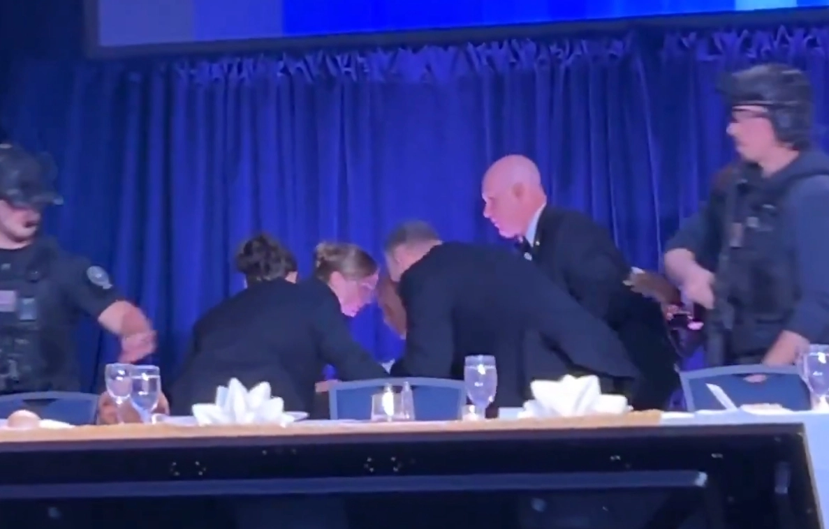 25일(현지시간) 백악관 기자 만찬회에서 비밀 경호원들이 보안 사고에 대응하고 있다. 2026.4.26 X 캡처