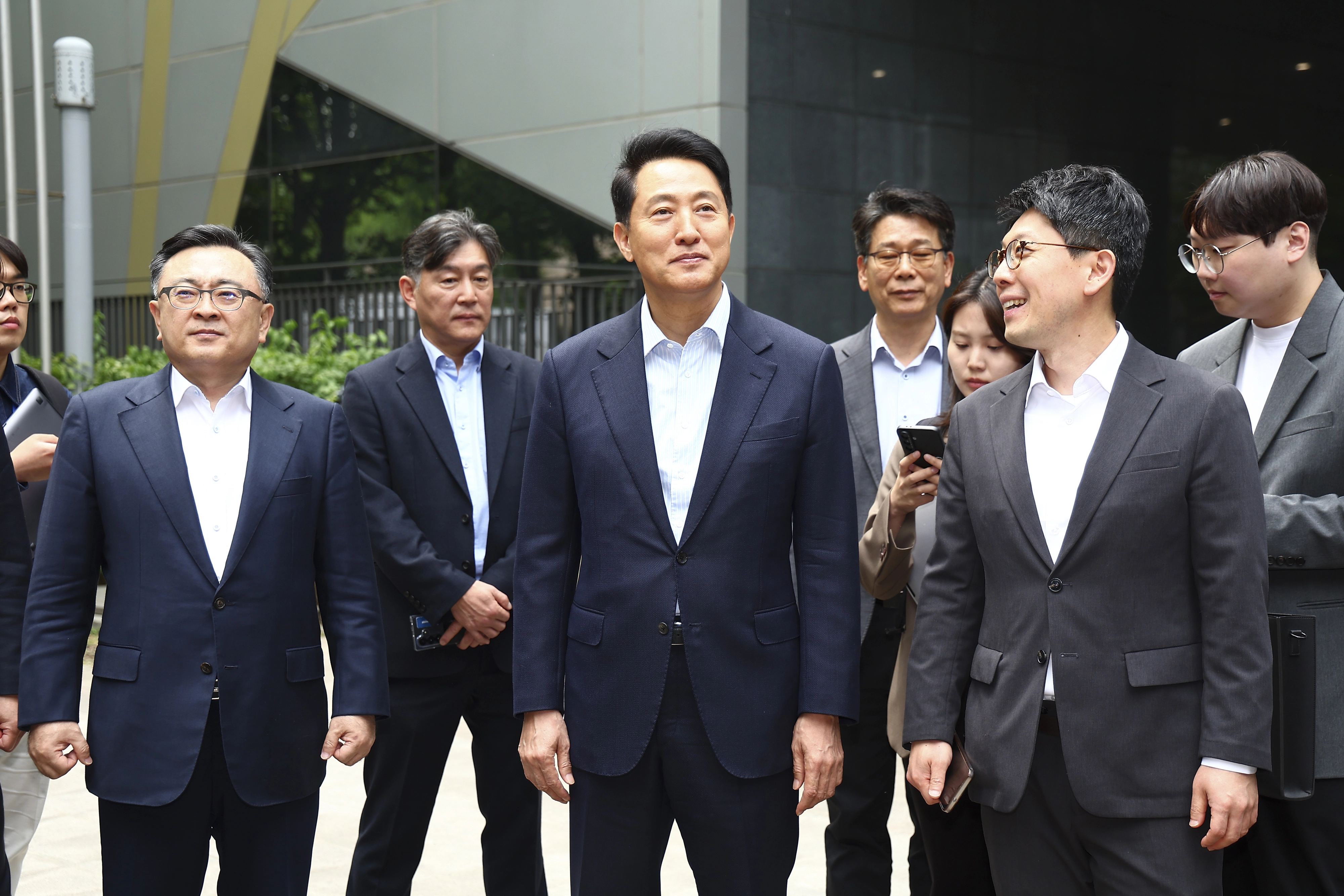 서울시청 나서는 오세훈 국민의힘 서울시장 후보  6·3 지방선거 오세훈 국민의힘 서울시장 후보가 27일 서울시청을 나서고 있다. 뉴시스