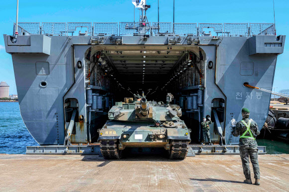 지난 24일 경북 포항 일대에서 열린 2026년 전반기 합동상륙훈련에서 상륙군이 K-1A2 전차를 천자봉함(LST-Ⅱ)에 탑재하고 있다. 2026.4.27 해병대사령부 제공