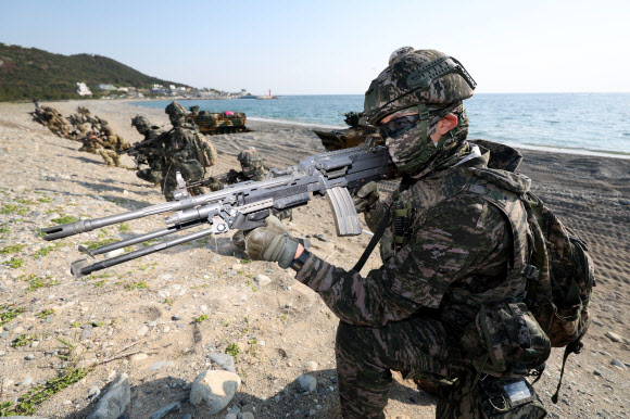 27일 오전 경북 포항시 독석리 해안에서 열린 2026년 전반기 합동상륙훈련 ‘결정적 행동’에서 훈련에 참가한 장병과 장비들이 신속한 작전 전개를 하고 있다. 이번 훈련에는 육·해·공군, 해병대, 뉴질랜드 육군 등 합동전력 3200여명이 참가했다. 2026.4.27 연합뉴스