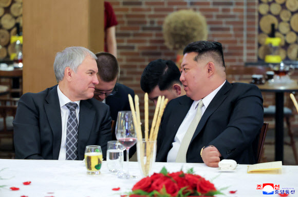김정은 북한 국무위원장이 지난 26일 북한 국무위원회 주최로 열린 ‘해외군사작전 전투위훈기념관’ 준공식 참석차 방북한 뱌체슬라프 볼로딘 러시아 하원(국가두마) 의장과 안드레이 벨로우소프 국방상을 비롯한 러시아 공식대표단 환영 만찬에 참석했다고 조선중앙통신이 27일 보도했다. 2026.4.27 평양 조선중앙통신=연합뉴스