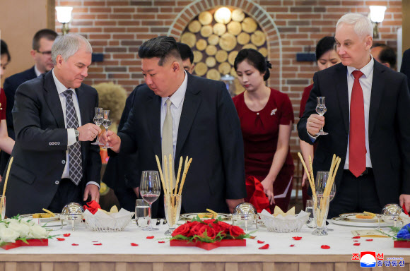 김정은 북한 국무위원장이 지난 26일 북한 국무위원회 주최로 열린 ‘해외군사작전 전투위훈기념관’ 준공식 참석차 방북한 뱌체슬라프 볼로딘 러시아 하원(국가두마) 의장과 안드레이 벨로우소프 국방상을 비롯한 러시아 공식대표단 환영 만찬에 참석했다고 조선중앙통신이 27일 보도했다. 2026.4.27 평양 조선중앙통신=연합뉴스