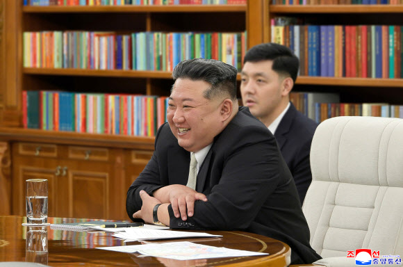김정은 북한 국무위원장이 지난 26일 ‘해외군사작전 전투위훈기념관’ 준공식 참석차 방북한 안드레이 벨로우소프 러시아 국방상을 접견했다고 조선중앙통신이 27일 보도했다. 2026.4.27 평양 조선중앙통신=연합뉴스