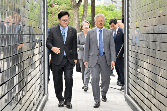 독립기억광장 둘러보는 문재인 전 대통령