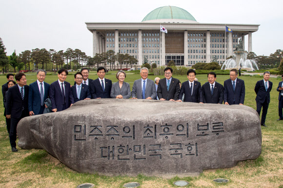 상징석 앞에서 기념 촬영하는 문재인 전 대통령과 우원식 의장