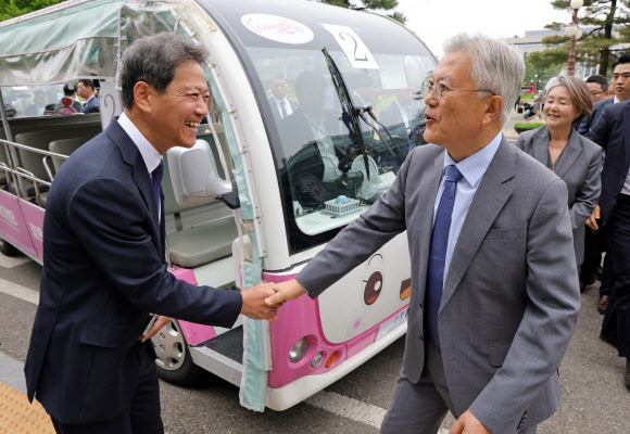 인사하는 문재인 전 대통령과 임종석 전 대통령비서실장