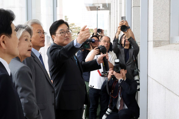 국회 정현관 살피는 문재인 전 대통령 내외