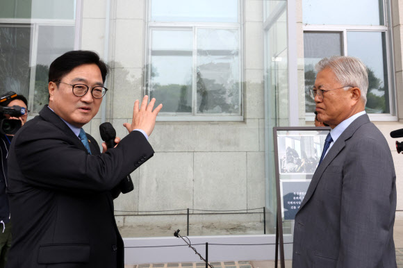 국회 정현관 살피는 문재인 전 대통령 내외