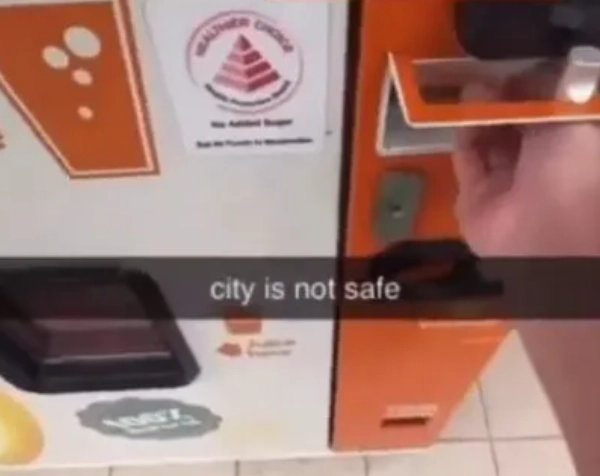 싱가포르의 한 오렌지주스 자판기에서 빨대를 핥은 뒤 다시 제자리에 놓는 ‘무개념’ 장난을 치고 이를 자신의 소셜미디어(SNS)에 올린 프랑스 출신 유학생이 현지 법정에 서게 됐다. 인스타그램