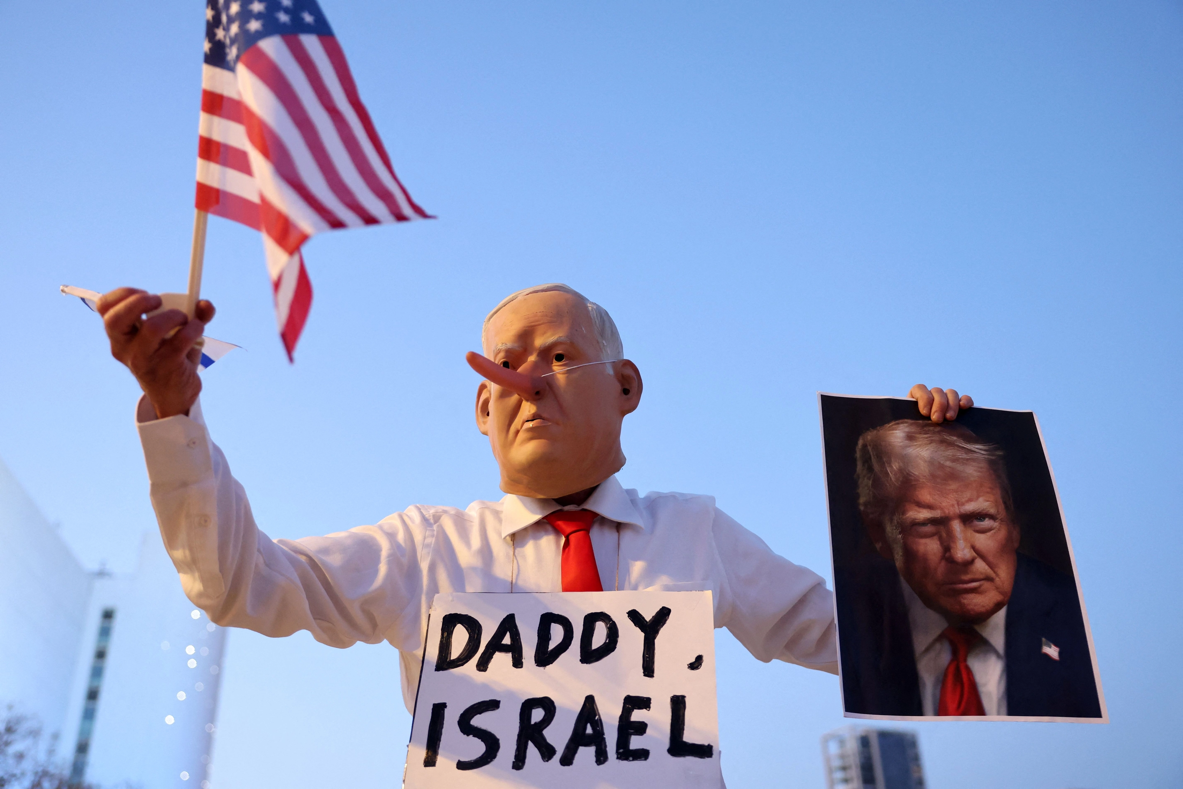 TOPSHOT-ISRAEL-US-IRAN-WAR-PROTEST  베냐민 네타냐후 가면을 쓴 시위대. AFP 연합뉴스