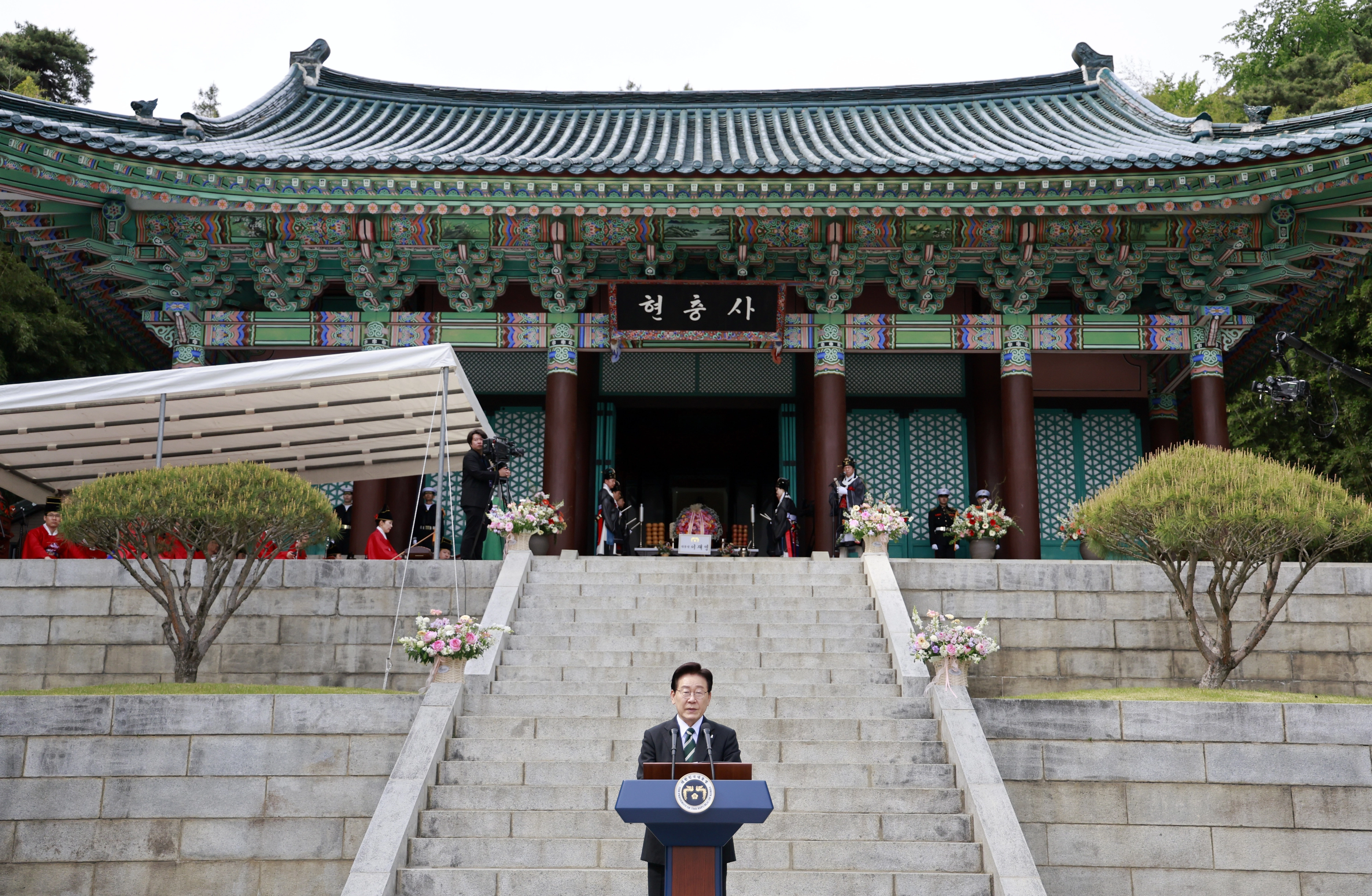 이재명 대통령, 충무공 탄신 기념축사  이재명 대통령이 28일 충남 아산 현충사에서 열린 충무공 이순신 탄신 제481주년 기념 다례행사에서 축사를 하고 있다. 
아산 연합뉴스
