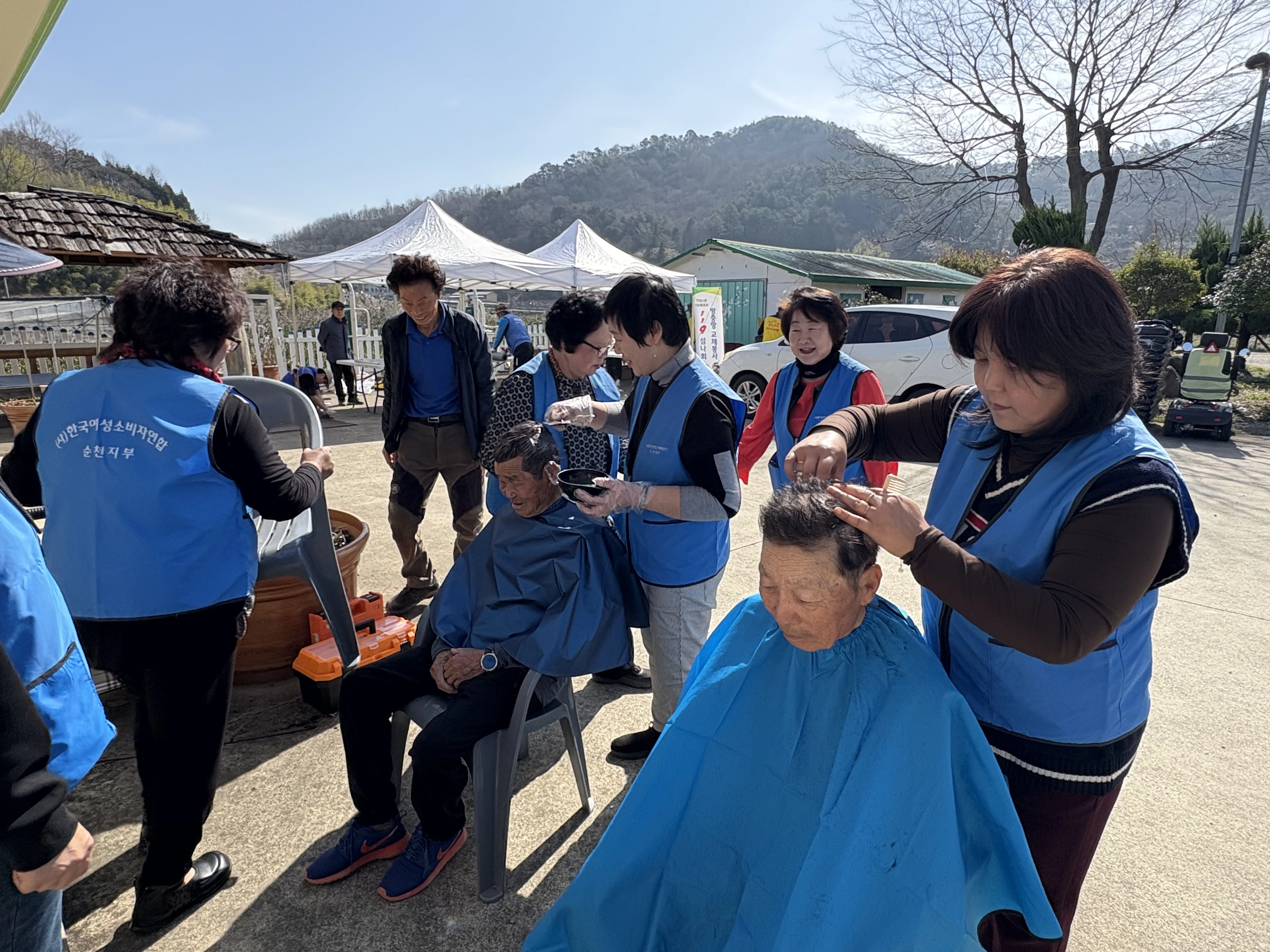 순천시자원봉사센터 관계자들이 이발 무료 봉사 활동을 하고 있다.