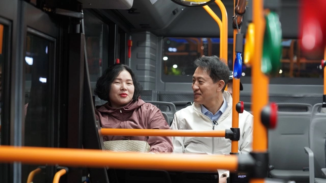 오세훈의 ‘새벽버스’  국민의힘 후보인 오세훈(오른쪽) 서울시장이 28일 새벽 시장 재임 중 도입한 ‘동행 자율주행버스’에 탑승해 출근길 시민과 대화를 나누는 모습.
오세훈 후보 선거캠프 제공
