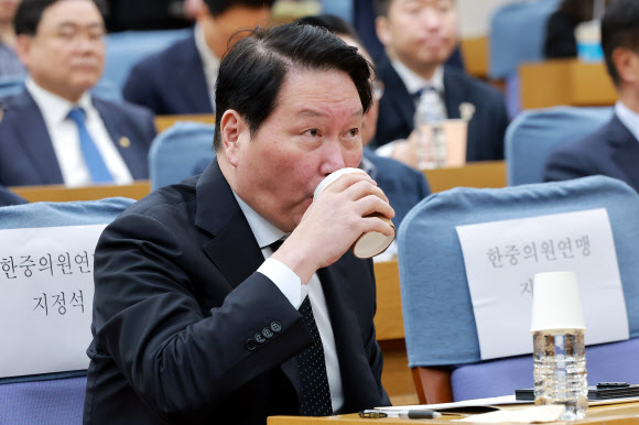 대한상공회의소 회장인 최태원 SK그룹 회장이 28일 국회의원회관에서 한중의원연맹이 연 ‘미·중 AI 기술 패권 경쟁 속 대한민국 성장전략’ 정책세미나에 참석해 음료를 마시고 있다. 2026.4.28 연합뉴스