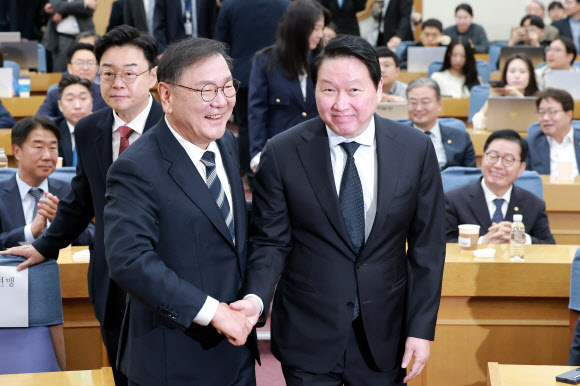 한중의원연맹 회장인 더불어민주당 김태년 의원과 대한상공회의소 회장인 최태원 SK그룹 회장이 28일 국회의원회관에서 한중의원연맹이 연 ‘미·중 AI 기술 패권 경쟁 속 대한민국 성장전략’ 정책세미나에 참석해 인사하고 있다. 2026.4.28 연합뉴스