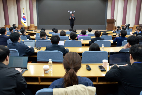 대한상공회의소 회장인 최태원 SK그룹 회장이 28일 국회의원회관에서 한중의원연맹이 연 ‘미·중 AI 기술 패권 경쟁 속 대한민국 성장전략’ 정책세미나에 참석해 강연하고 있다. 2026.4.28 연합뉴스
