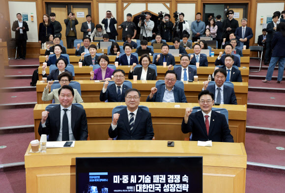 한중의원연맹 회장인 더불어민주당 김태년 의원과 대한상공회의소 회장인 최태원 SK그룹 회장이 28일 국회의원회관에서 한중의원연맹이 연 ‘미·중 AI 기술 패권 경쟁 속 대한민국 성장전략’ 정책세미나에 참석해 기념 촬영하고 있다. 2026.4.28 연합뉴스