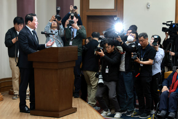 대한상공회의소 회장인 최태원 SK그룹 회장이 28일 국회의원회관에서 한중의원연맹이 연 ‘미·중 AI 기술 패권 경쟁 속 대한민국 성장전략’ 정책세미나에 참석해 강연하고 있다. 2026.4.28 연합뉴스