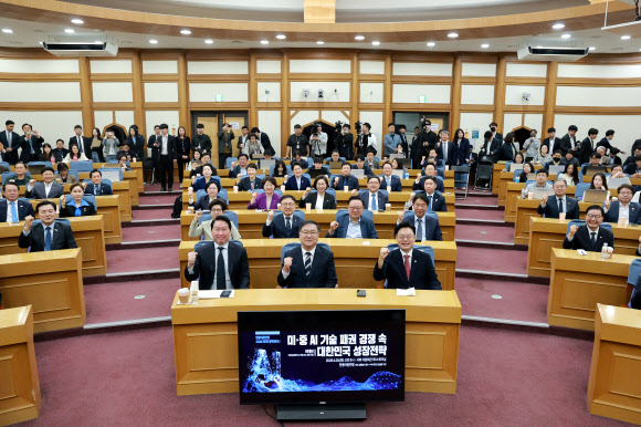 한중의원연맹 회장인 더불어민주당 김태년 의원과 대한상공회의소 회장인 최태원 SK그룹 회장이 28일 국회의원회관에서 한중의원연맹이 연 ‘미·중 AI 기술 패권 경쟁 속 대한민국 성장전략’ 정책세미나에 참석해 기념 촬영하고 있다. 2026.4.28 연합뉴스