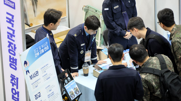 28일 경기도 고양시 킨텍스에서 열린 국군장병취업박람회에서 장병들이 상담하고 있다. 2026.4.28 연합뉴스