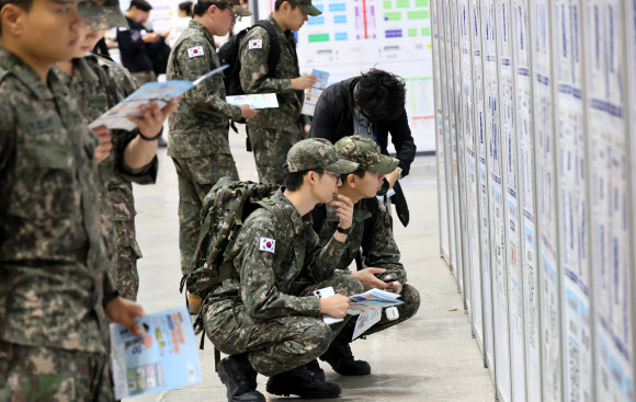 28일 경기도 고양시 킨텍스에서 열린 국군장병취업박람회에서 장병들이 채용공고 게시대를 유심히 보고 있다. 2026.4.28 연합뉴스