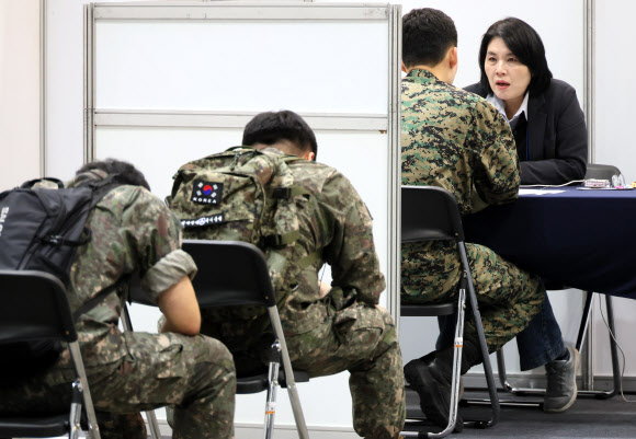 28일 경기도 고양시 킨텍스에서 열린 국군장병취업박람회에서 장병들이 취업 상담을 받고 있다. 2026.4.28 연합뉴스