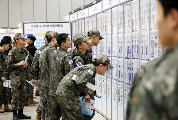 28일 경기도 고양시 킨텍스에서 열린 국군장병취업박람회에서 장병들이 채용공고 게시대를 보고 있다. 2026.4.28 연합뉴스