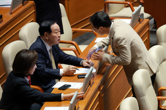 악수 거절 당하는 민주당 김상욱 의원