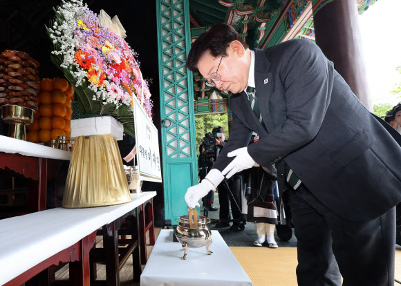 이재명 대통령이 충남 아산 현충사에서 열린 충무공 이순신 탄신 제481주년 기념 다례행사에서 분향하고 있다. 2026.4.28. 청와대통신사진기자단