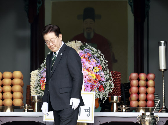 이재명 대통령이 28일 충남 아산 현충사에서 열린 충무공 이순신 탄신 제481주년 기념 다례행사에서 헌화 후 자리로 돌아가고 있다. 2026.4.28. 청와대통신사진기자단