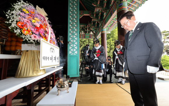 이재명 대통령이 충남 아산 현충사에서 열린 충무공 이순신 탄신 제481주년 기념 다례행사에서 묵념하고 있다. 2026.4.28. 청와대통신사진기자단