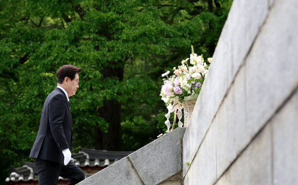 이재명 대통령이 28일 충남 아산 현충사에서 열린 충무공 이순신 탄신 제481주년 기념 다례행사에서 헌화하기 위해 이동하고 있다. 2026.4.28. 청와대통신사진기자단