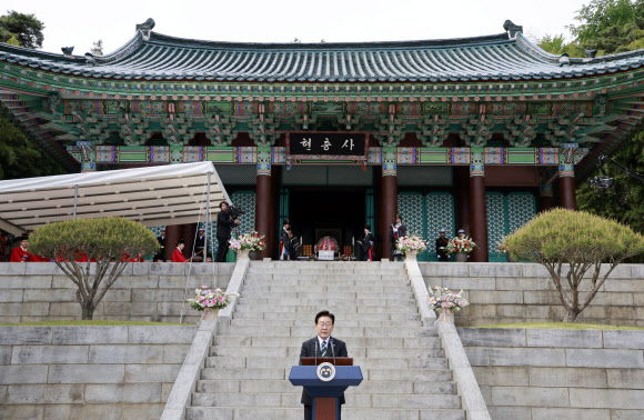 이재명 대통령이 28일 충남 아산 현충사에서 열린 충무공 이순신 탄신 제481주년 기념 다례행사에서 축사를 하고 있다. 2026.4.28. 청와대통신사진기자단