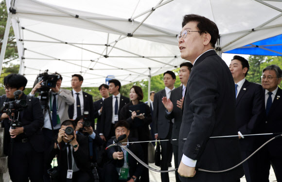 이재명 대통령이 28일 충남 아산 현충사에서 열린 대통령기 전국 궁도대회에서 활을 쏜 후 화살을 바라보고 있다. 2026.4.28. 청와대통신사진기자단