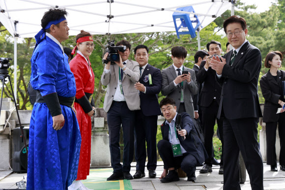 이재명 대통령이 28일 충남 아산 현충사에서 열린 대통령기 전국 궁도대회에서 참가자들을 격려하고 있다. 2026.4.28. 청와대통신사진기자단