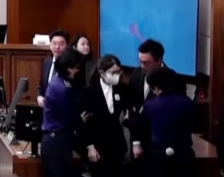퇴정하는 김건희 여사