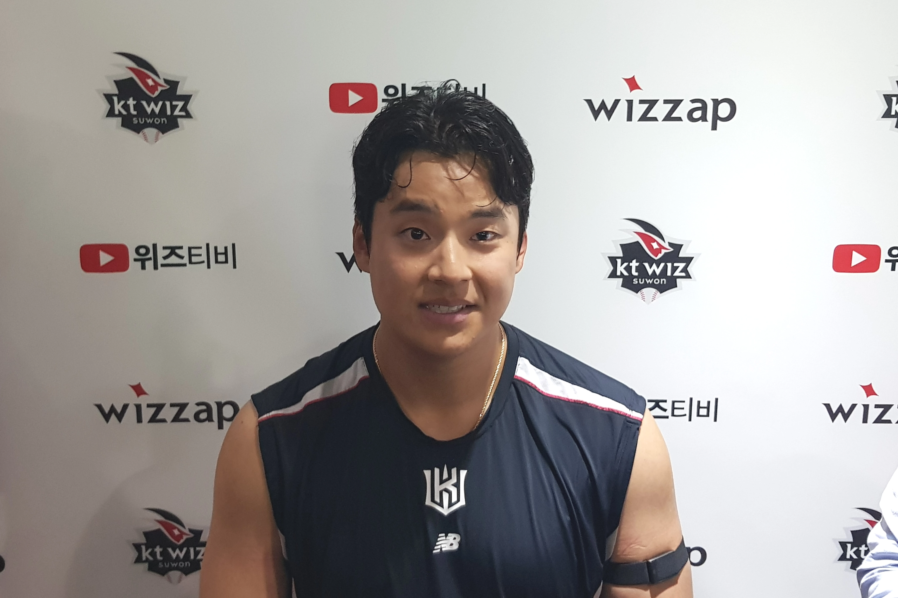 경기 후 벅찬 표정으로 취재진과 인터뷰하는 강민성. 2026.4.29 류재민 기자